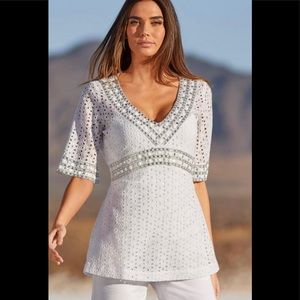Boston proper EYELET EMBELLISHED V-NECK SHIRT S